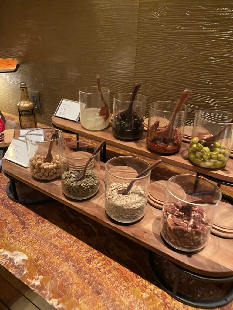 ナッツ、オリーブなどのトッピング類