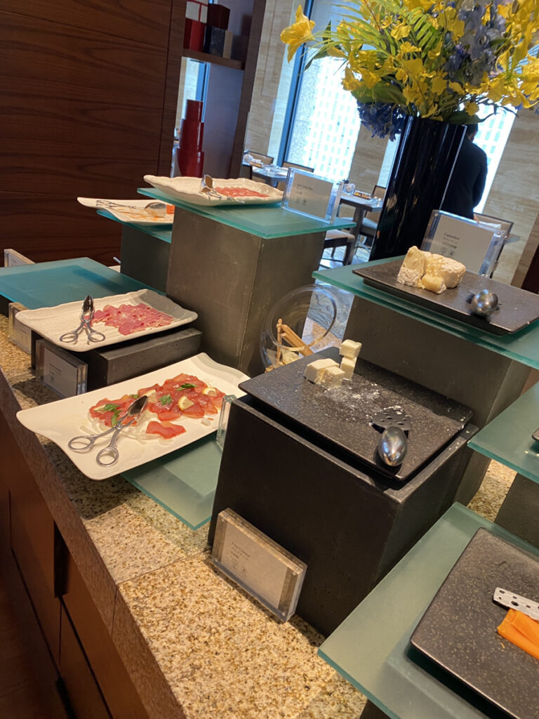 チーズなどの冷菜