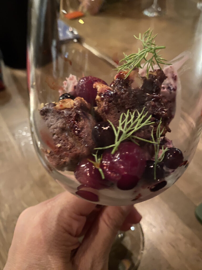 デザート（クルミのブラウニーとマルベリーのアイスクリーム）