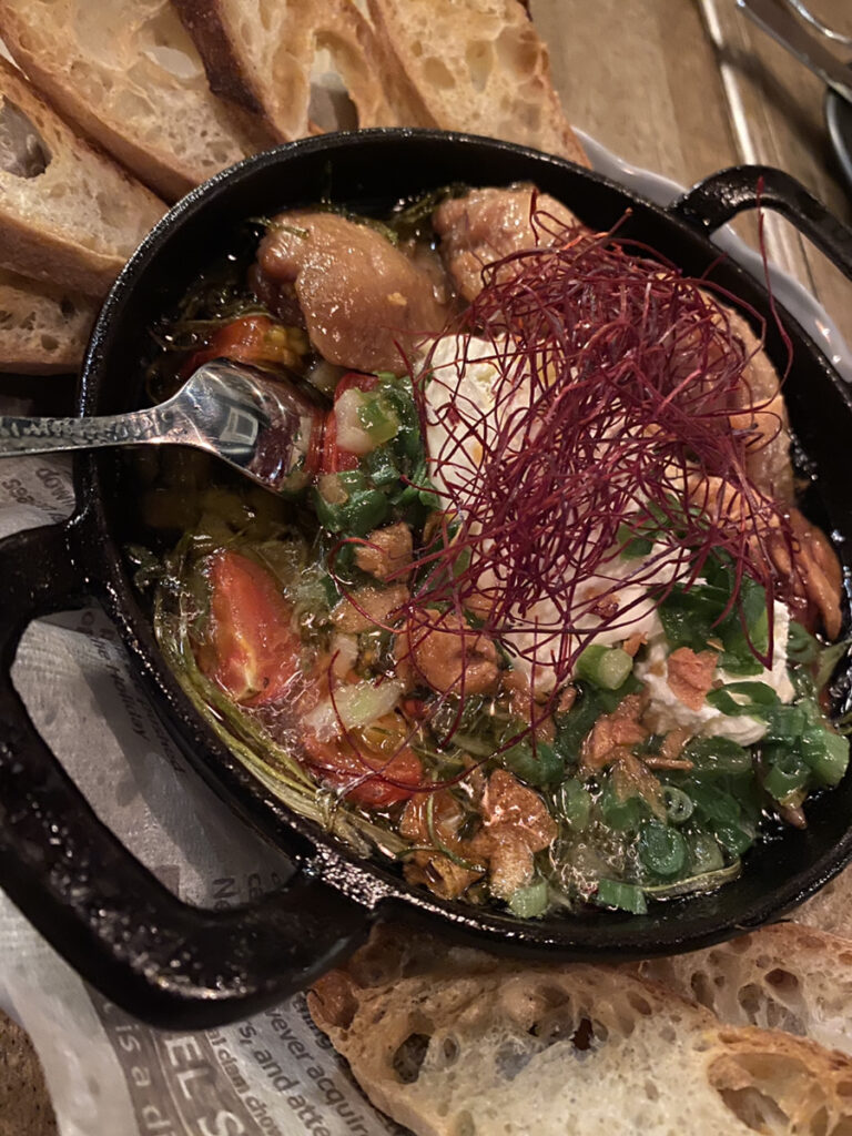 アヒージョ（煮込んだ手羽先とクリームチーズ）