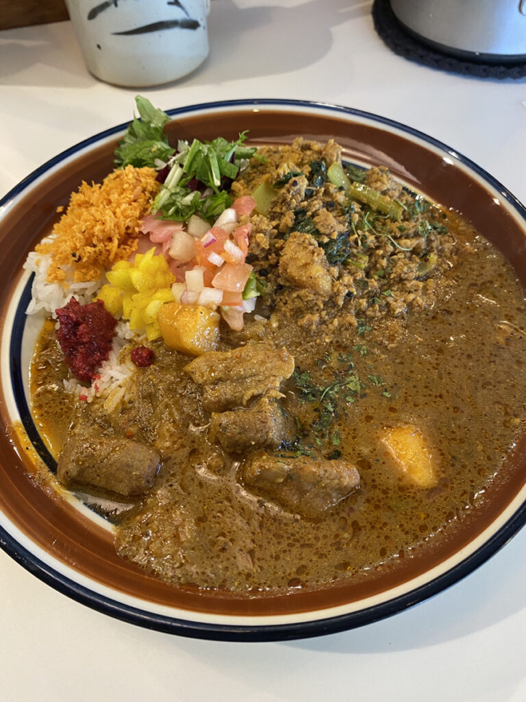 柿ポークカレーと小松菜mixフィッシュ鶏キーマ（カレイ）のペア