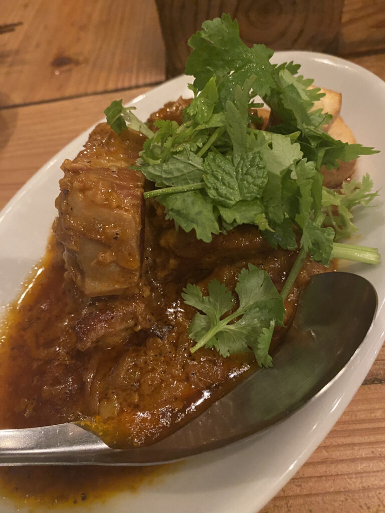 豚バラ肉のスパイシーココナッツ煮込み