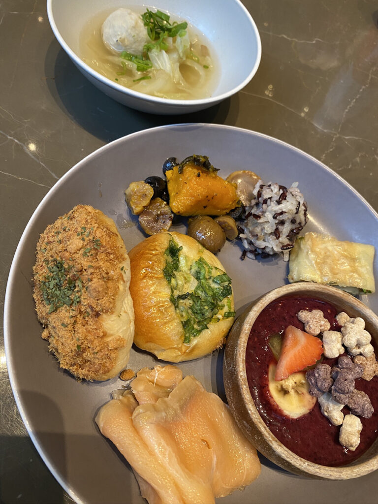 左の「台湾でんぶのパン」が美味でした