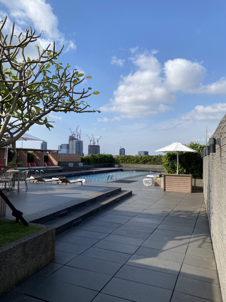 屋上にあるプール