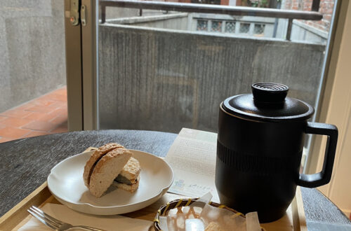 中国茶とお菓子のセットをいただく