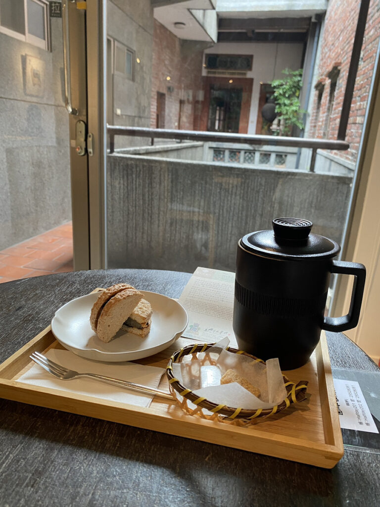 中国茶とお菓子のセットをいただく