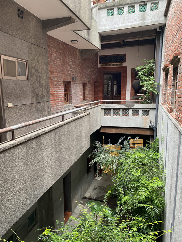 迪化半日の中庭