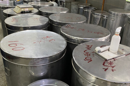 大きな缶には茶葉が