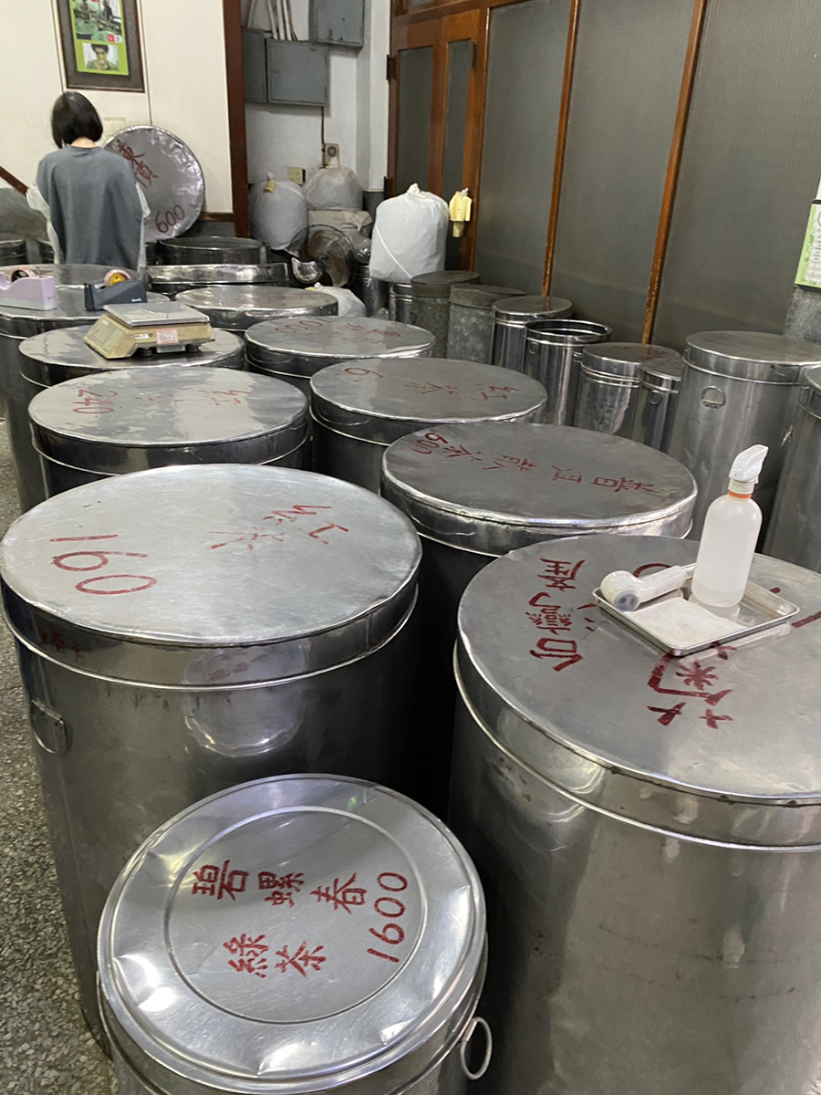 大きな缶には茶葉が