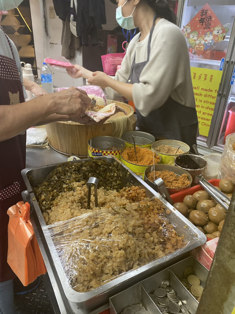 手際よく具材をのせていく