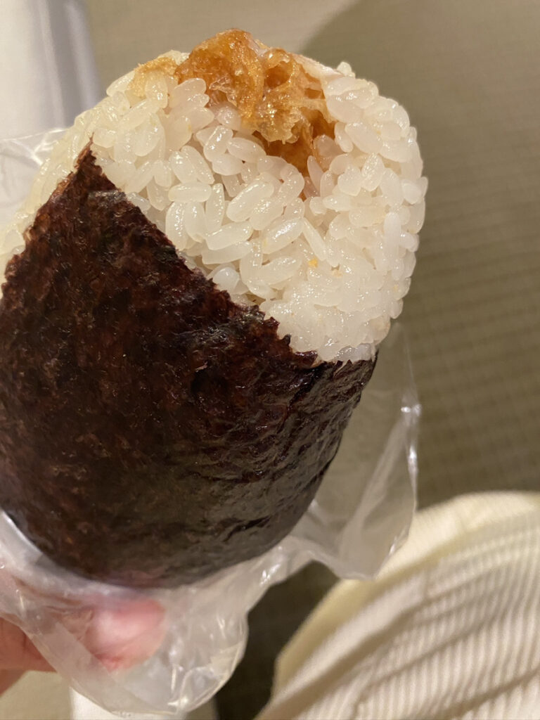 つやっとしたお米から揚げパンがのぞく