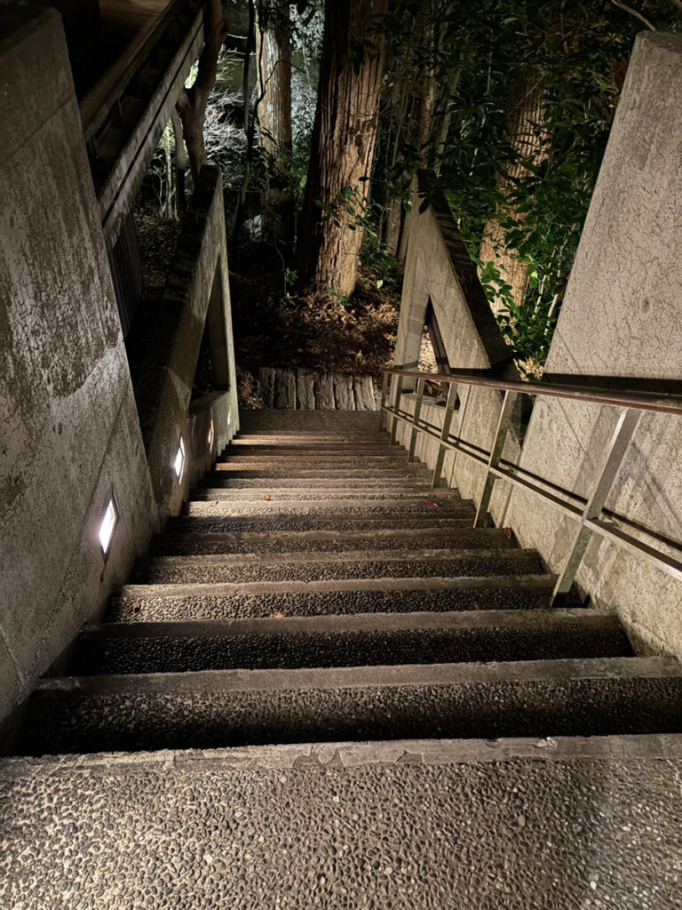 貸切温泉へはこの階段を下って