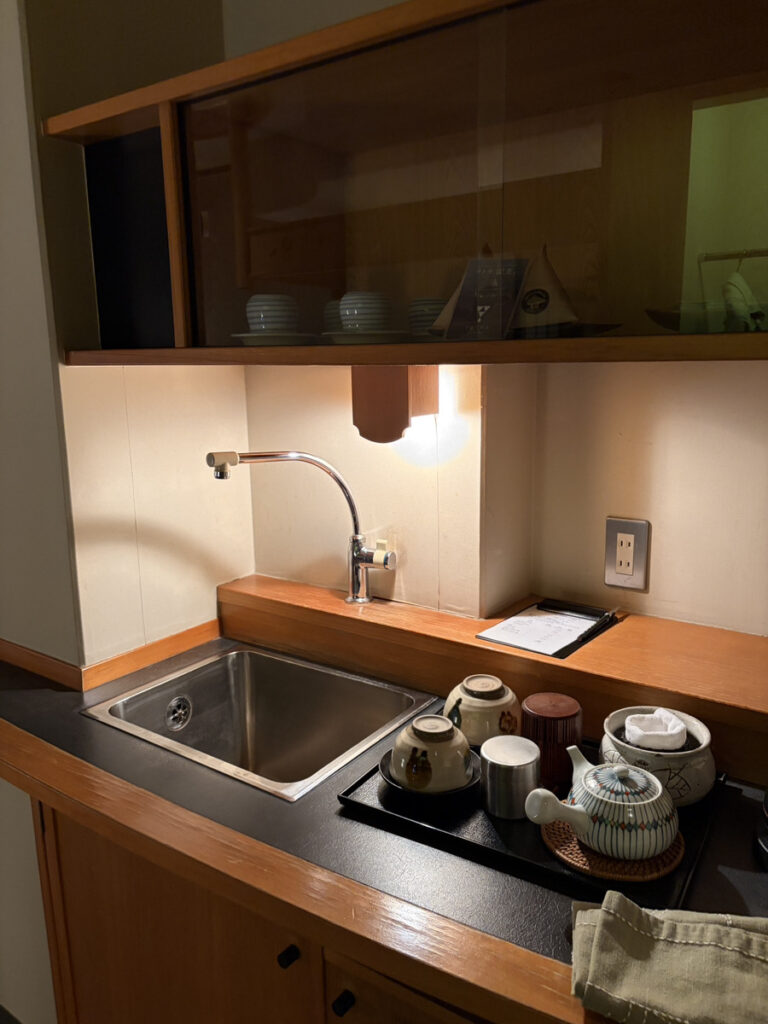 小さなキッチンがあります