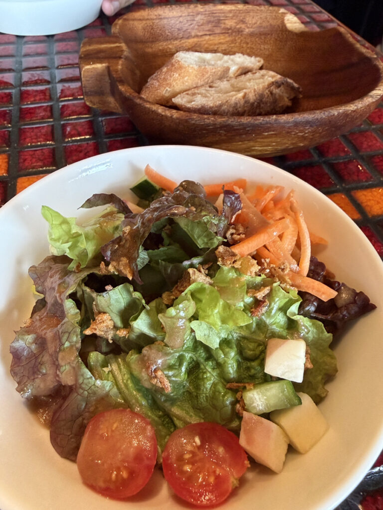 サラダとバゲット