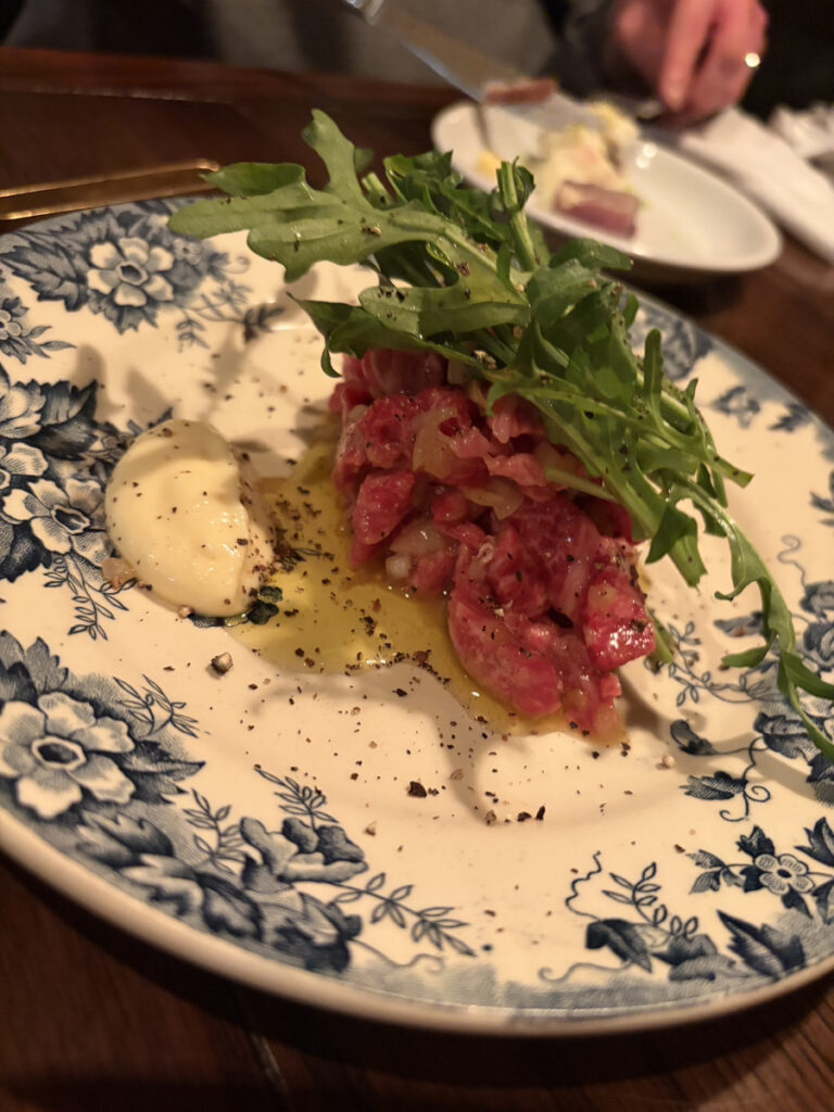 和牛タルタル ルッコラ アイオリソース（1800円）