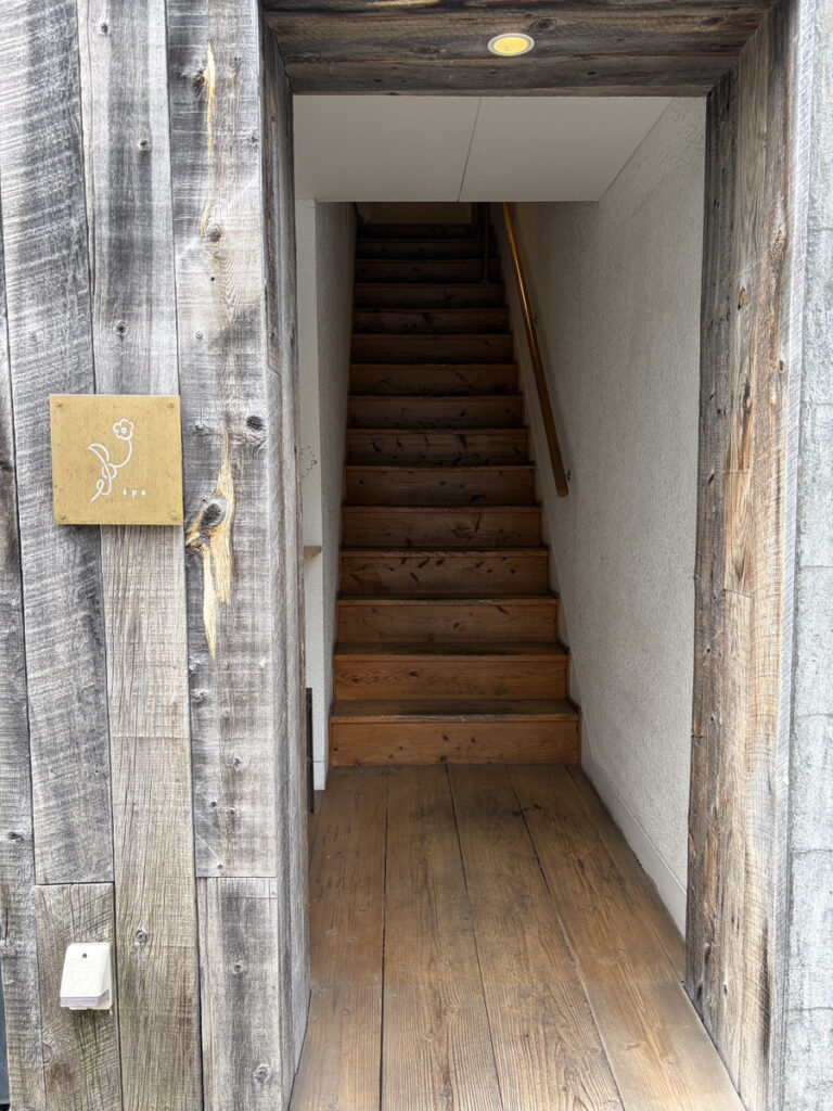 ２階にあります