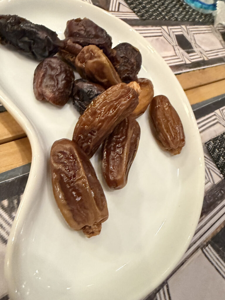 つきだしはデーツ