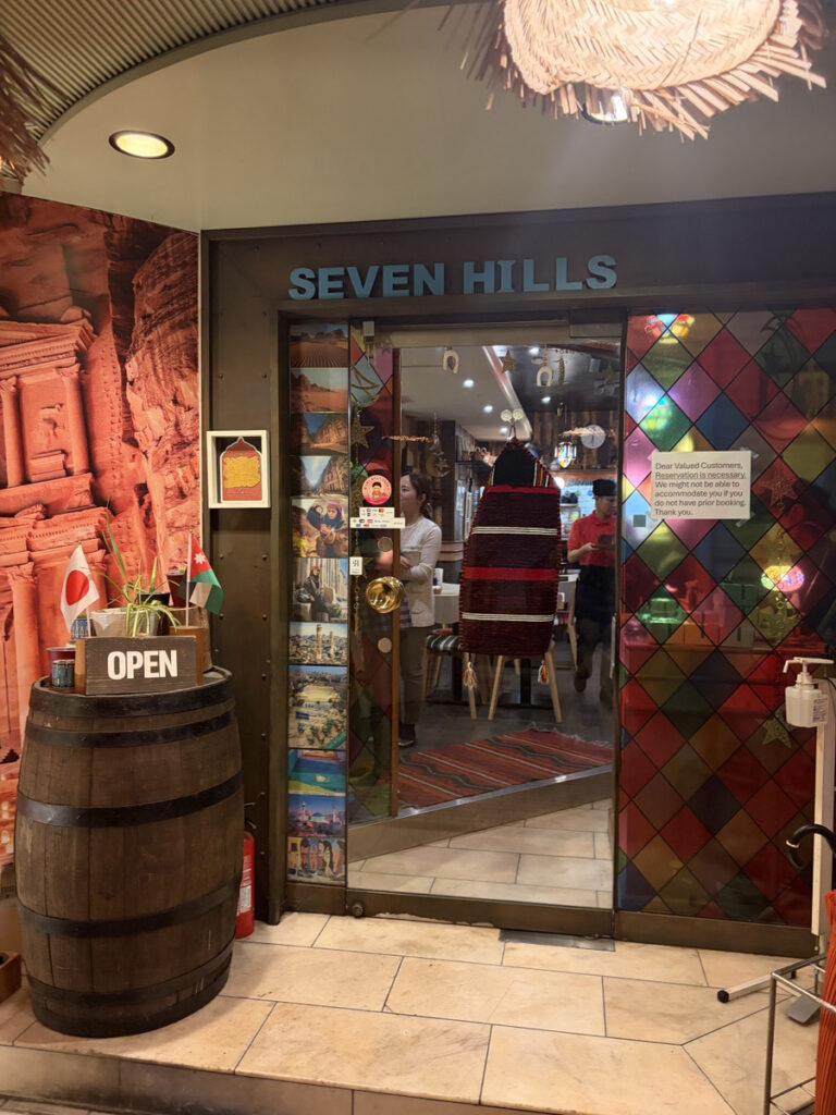 地下への階段を降りると。。。