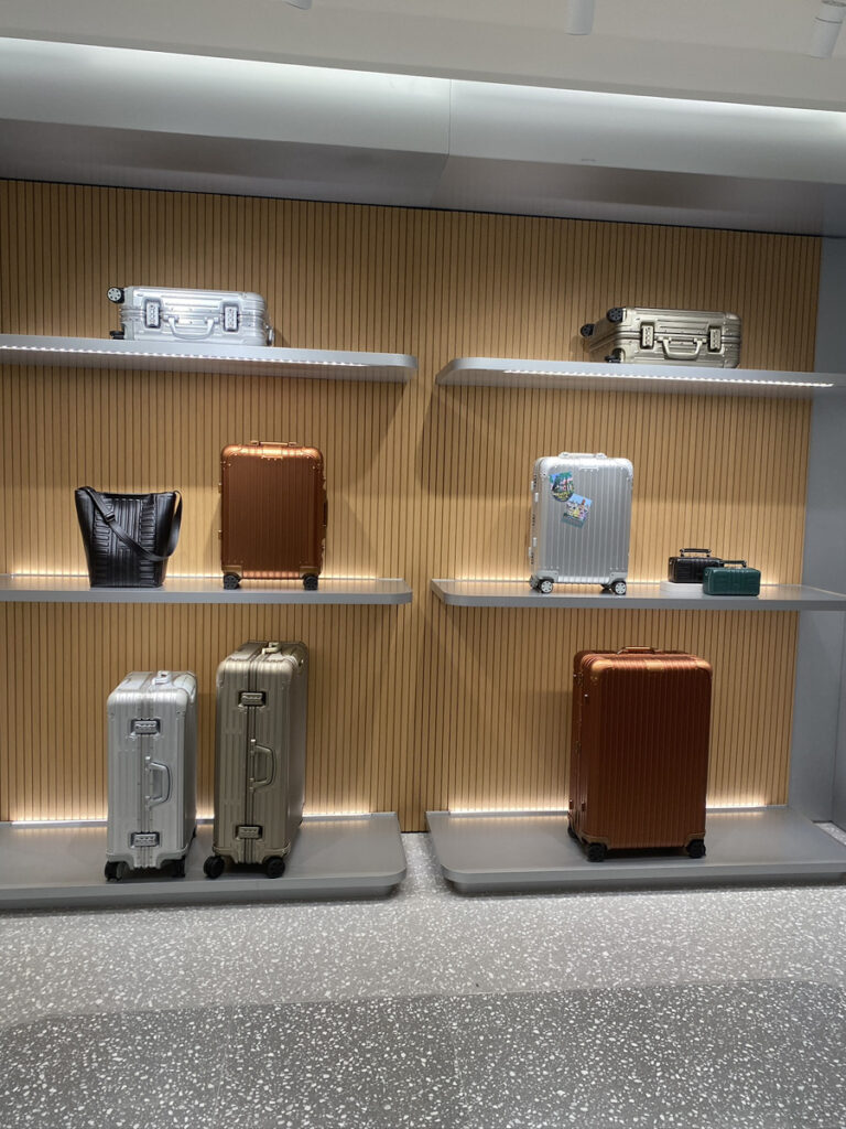 店内にはさまざまなモデルのRIMOWAが並びます