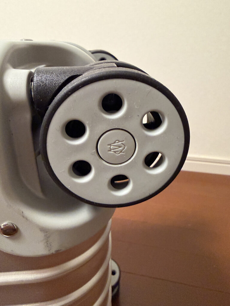 キャスターにもロゴが