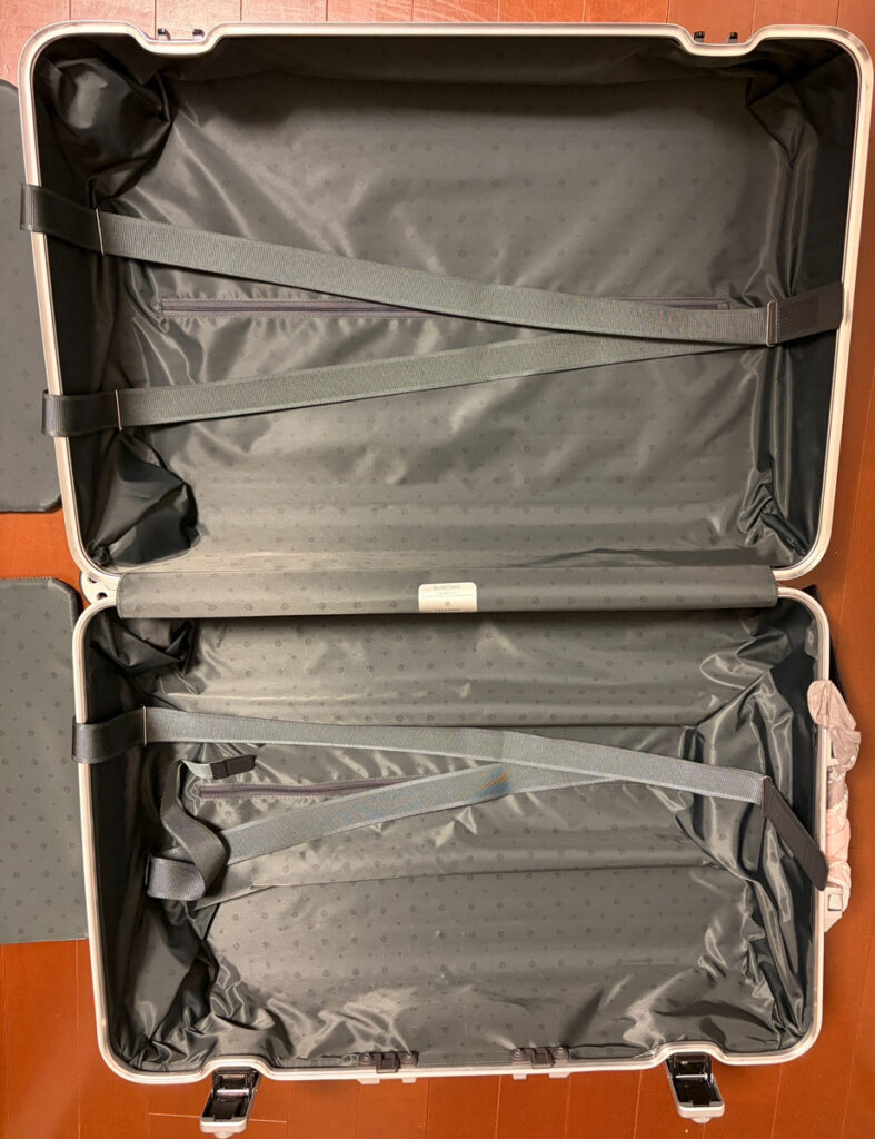 内部はシンプルな作りで荷物がたくさん入る