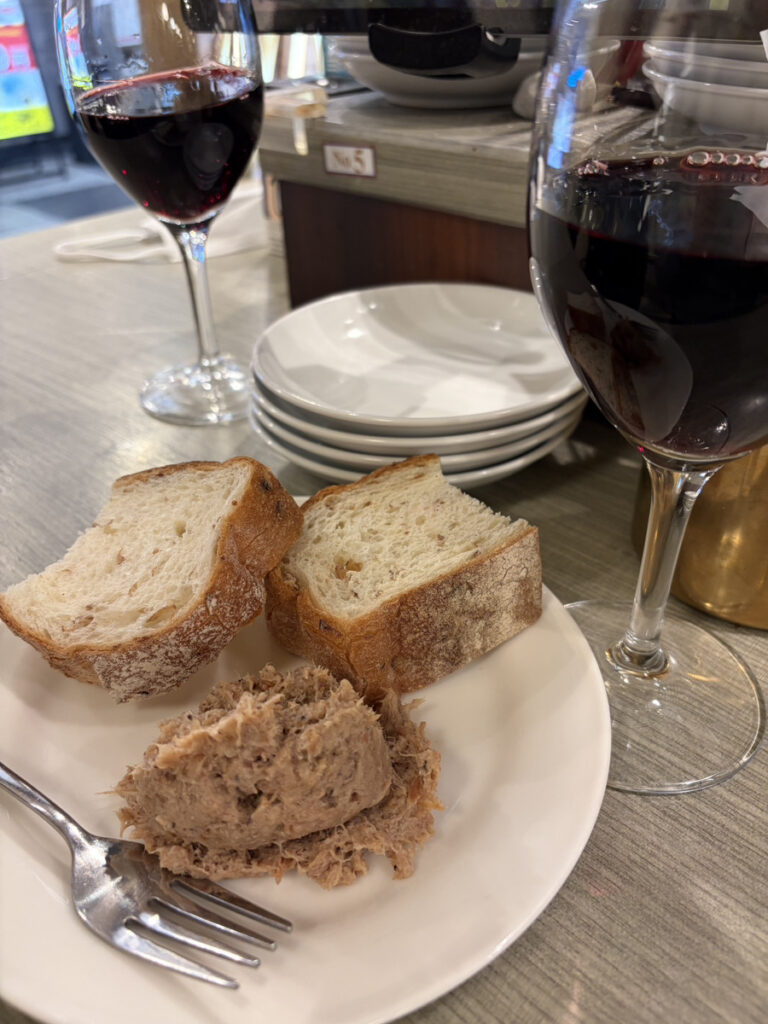 赤ワインとつきだしのパテ（ツナ）